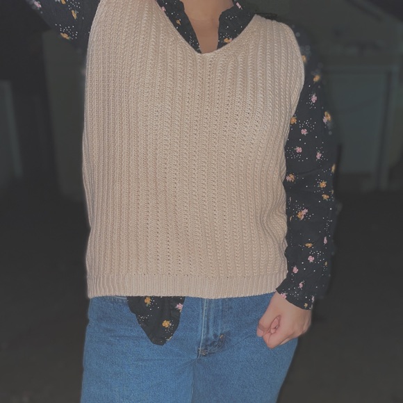 GAP SWEATER VEST - Picture 1 of 6